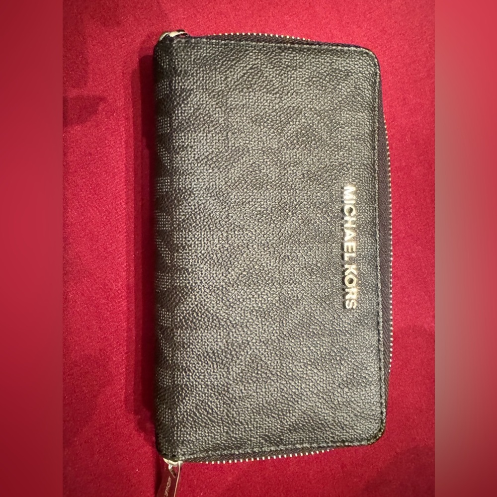 Michael Kors Medium size phone wallet
